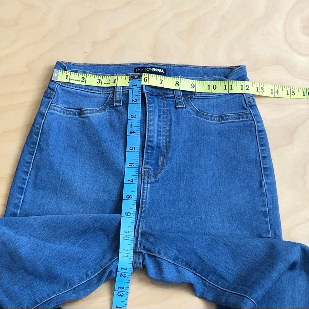 Fashion Nova High Rise Flare Down Jean Juniors Size 3. - Picture 6 of 8